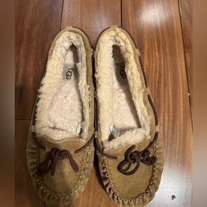 Ugg slippers woman size 10 men 8.5